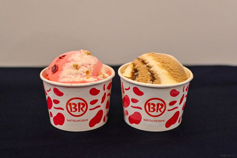 2つのアイスクリームが並んでいるところ