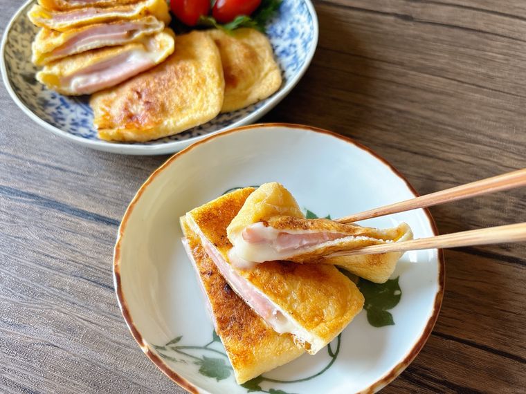 和皿に盛られた油揚げハムチーズを箸上げする様子