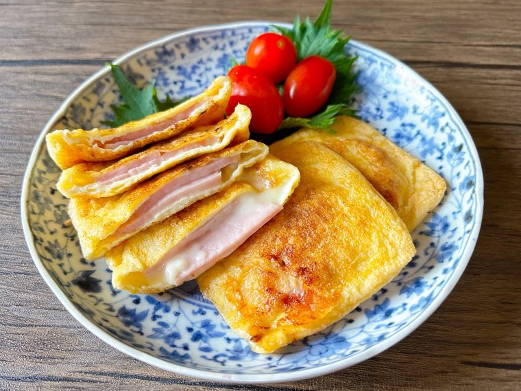 和皿に盛られた油揚げハムチーズ