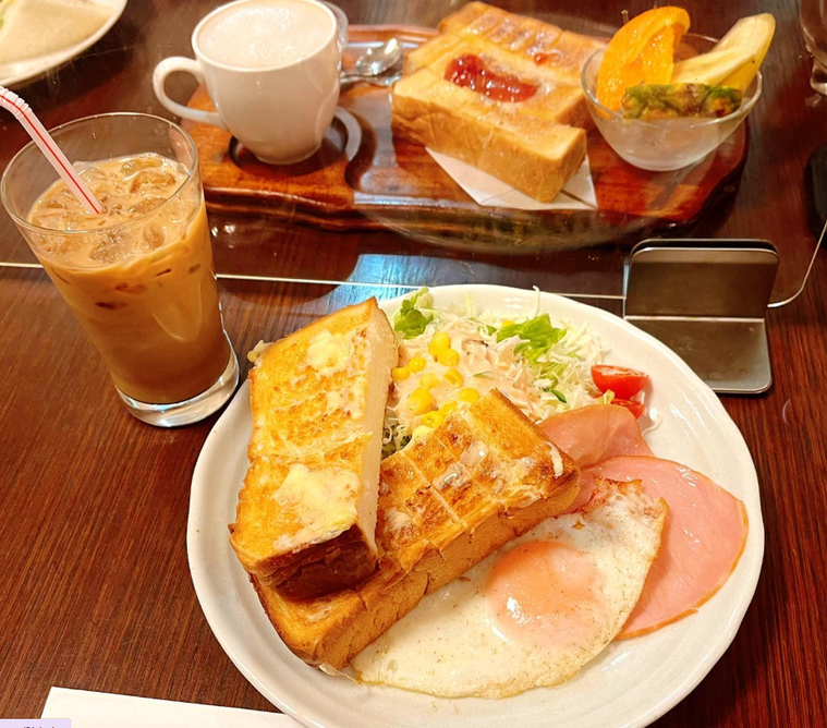 喫茶サンチョのモーニングハムエッグセットとトースト・デザートセット