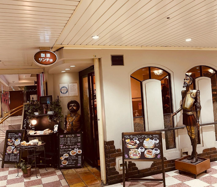 人形やメニュー看板が置かれた新大阪駅の喫茶店喫茶サンチョ外観