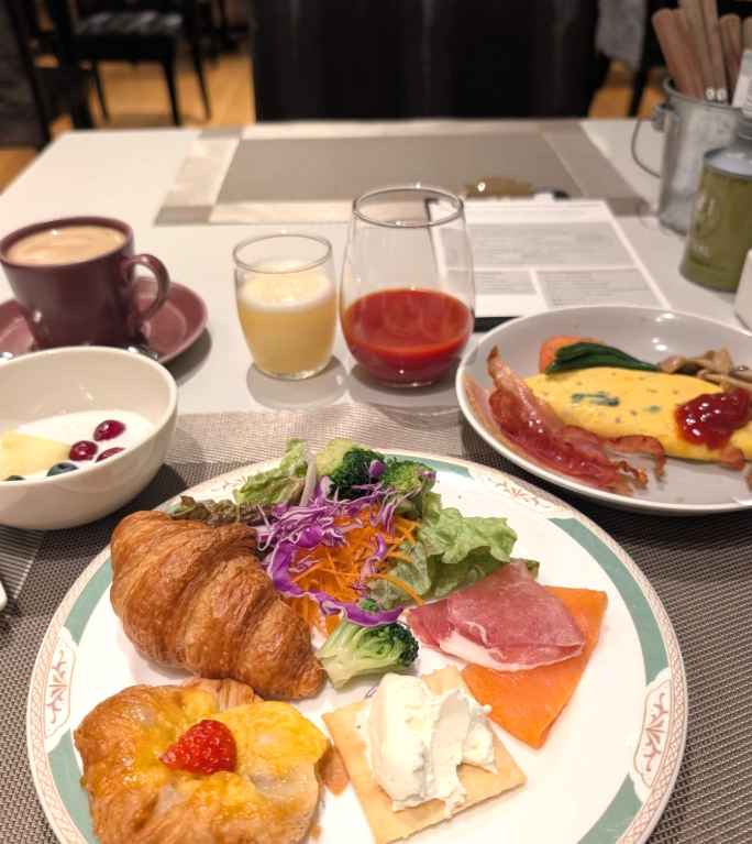 ダイニングバーラヴァロックのブレックファースト ブッフェの料理をお皿に盛り付けた様子