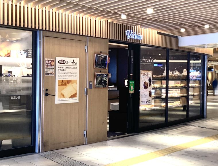 店内に並ぶパンが見えるベーカリーカフェヴィクトワール 新大阪店外観
