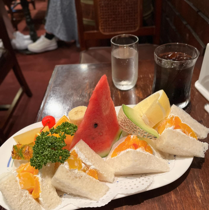 珈琲館 男爵のフルーツが盛りだくさんなフルーツサンドセット