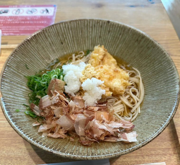 趣のある器に入った麺つるりの鶏天ぶっかけうどん
