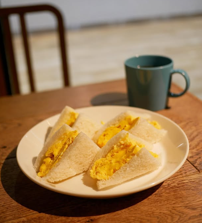 ドリップ エックス カフェの厚焼き玉子のサンドイッチとブレンドコーヒーのふんわりタマゴサンドモーニング