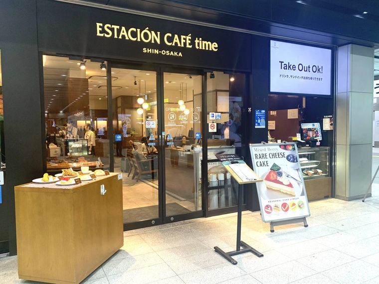 ガラス張りでおしゃれな新大阪駅構内のカフェエスタシオン カフェタイム外観