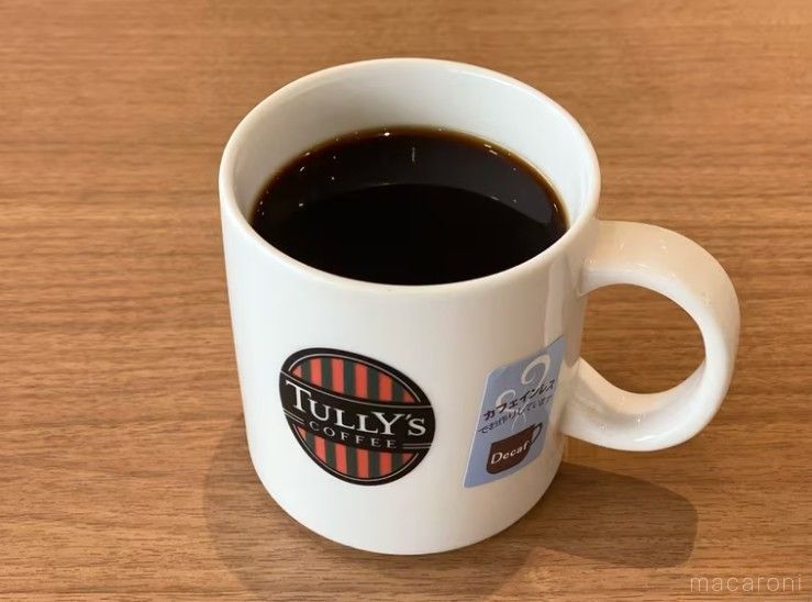 木製のテーブルの上に置かれたタリーズコーヒーのデカフェ コーヒー
