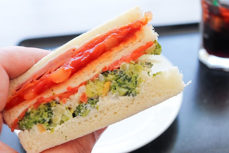 ハムチーズサラダサンドを手で持っている