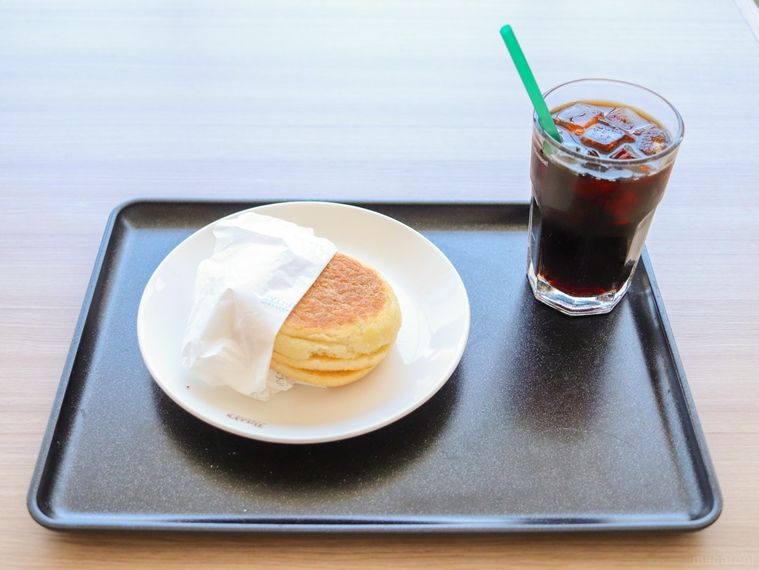 タリーズコーヒーのイングリッシュマフィン ハムエッグとアイスコーヒーが黒いトレーの上にのっている