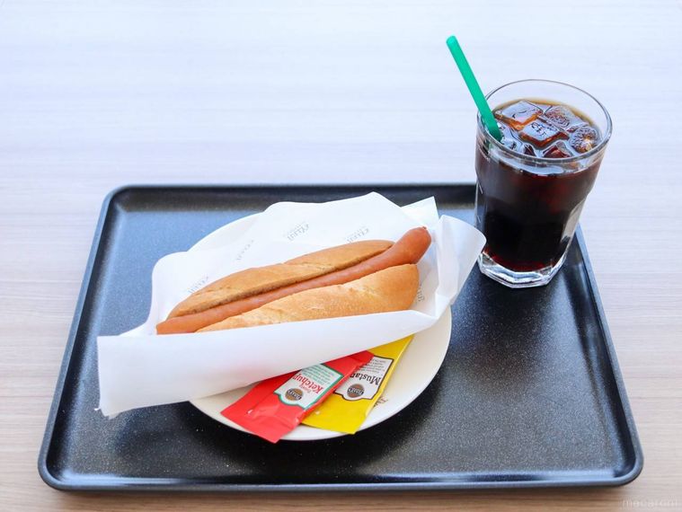 白いお皿の上にボールパークドッグ プレーンとケチャップ、マスタードが置かれている