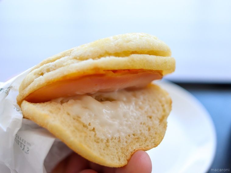 イングリッシュマフィン ハムエッグのマフィンをめくって、白いソースを見せている