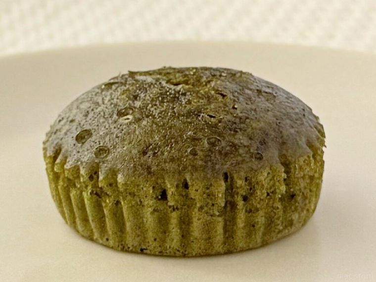 白皿に盛り付けられた7プレミアム 抹茶蒸しパン