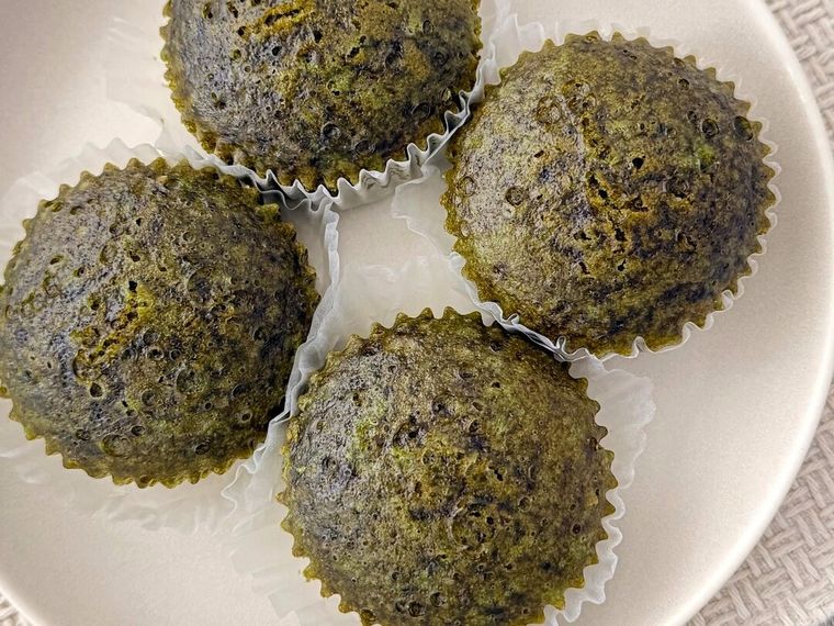 パッケージから取り出した7プレミアム 抹茶蒸しパン4個入が皿に盛り付けられている様子