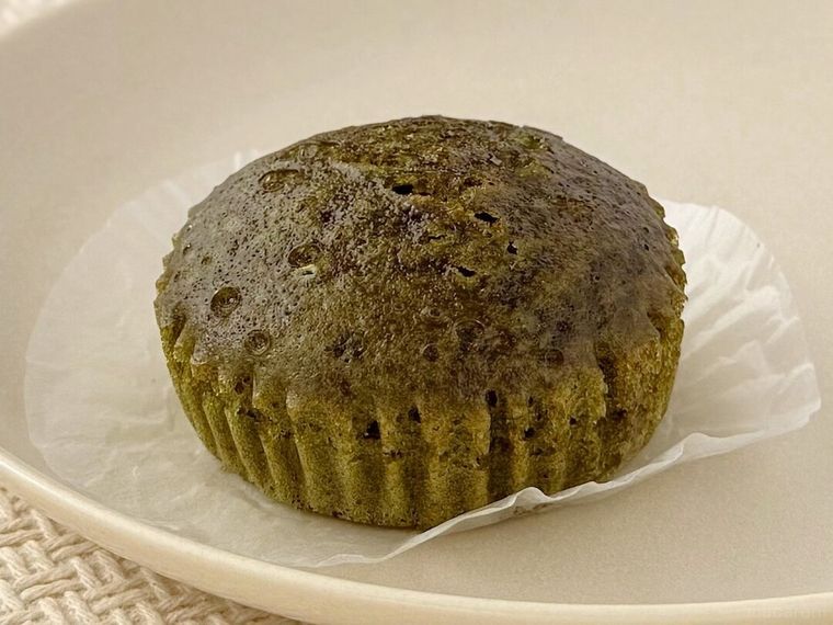 フィルムがついた7プレミアム 抹茶蒸しパンが置かれている様子