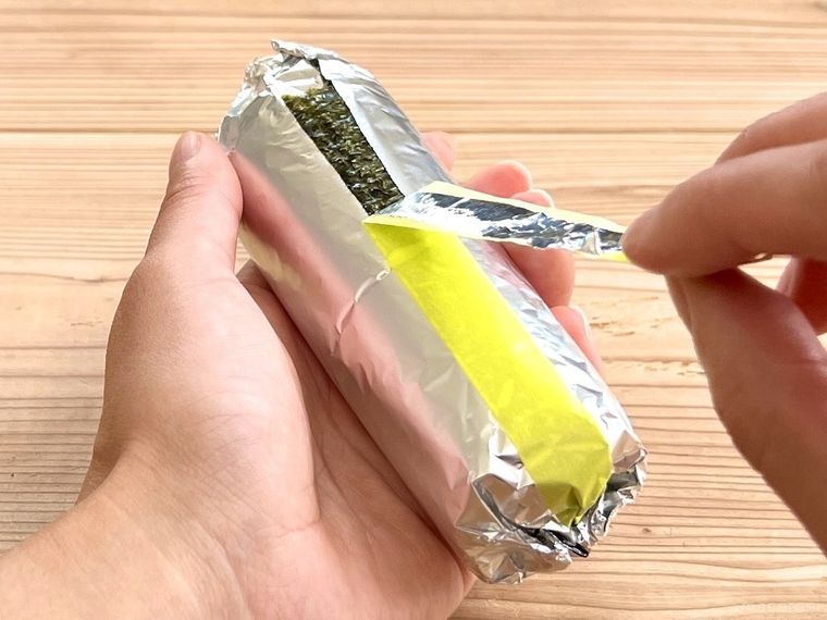 コンビニ風海苔巻きを開けている様子