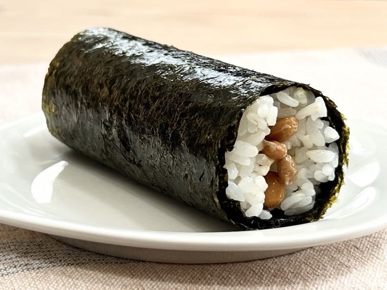 納豆が入った海苔巻き
