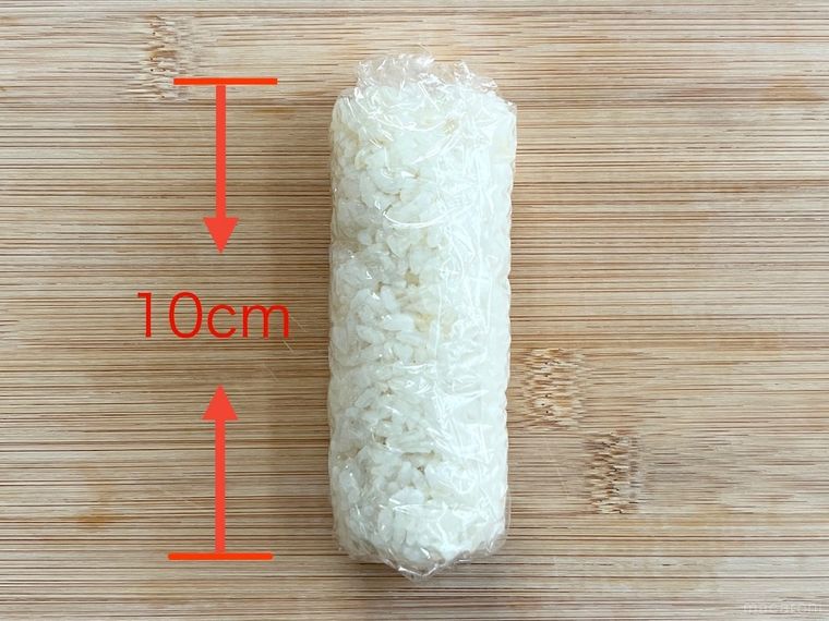 酢飯を棒状に丸めた様子