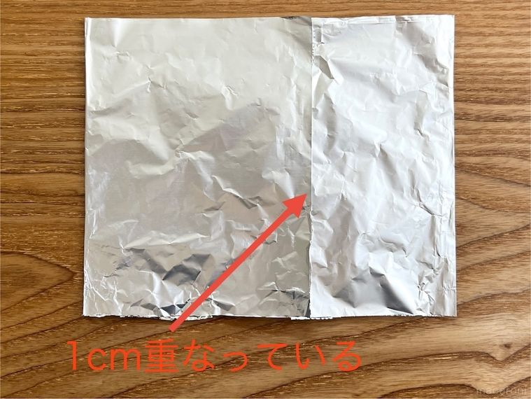 アルミホイルを折りたたんだ様子
