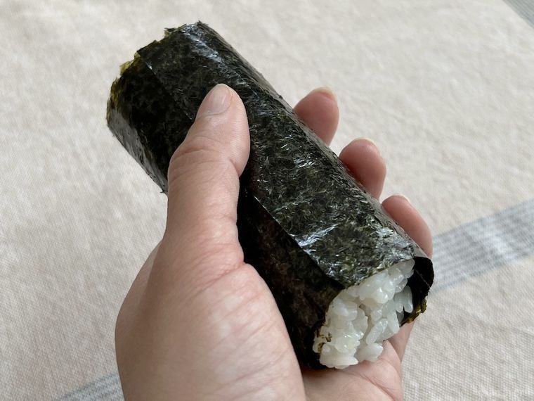 海苔巻きを手で持っている様子