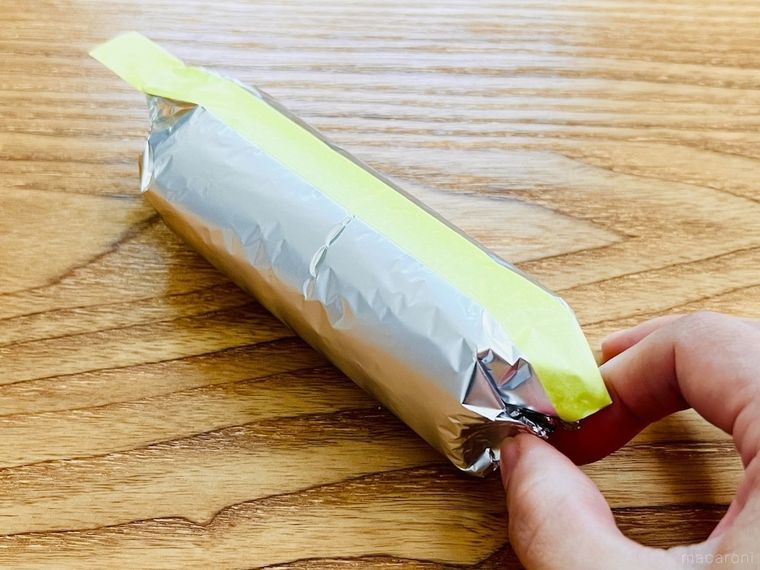 酢飯が入ったアルミホイルの端をすぼめている様子