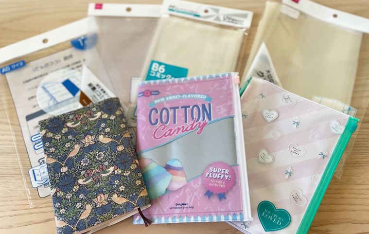 100均のブックカバーをたくさん並べた写真