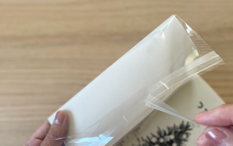 セリアPPクリアブックカバーのテープをはがしているところ