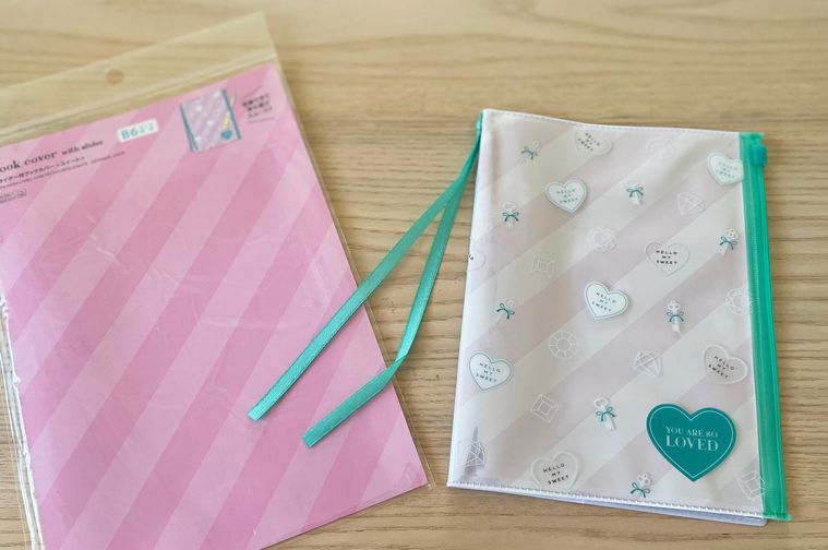 ダイソースライダー付きブックカバーを本に装着したところ