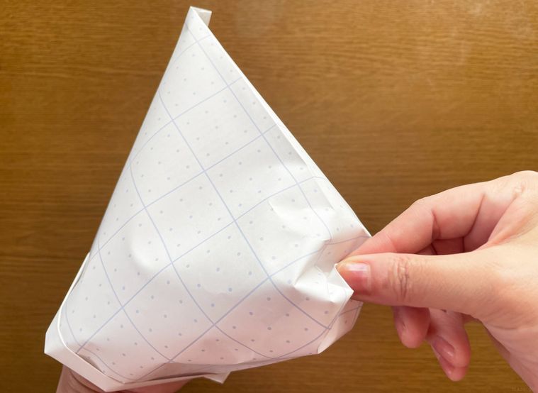 チラシを折ってゴミ箱を作っている写真