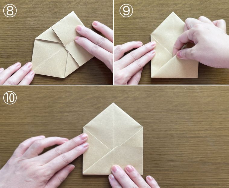 チラシを折ってゴミ箱を作っている写真