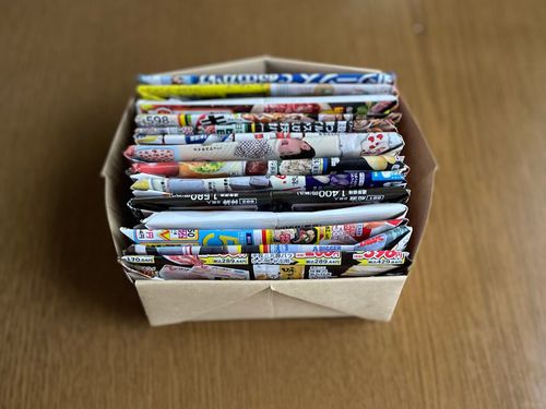 チラシで作ったゴミ箱をストックしている