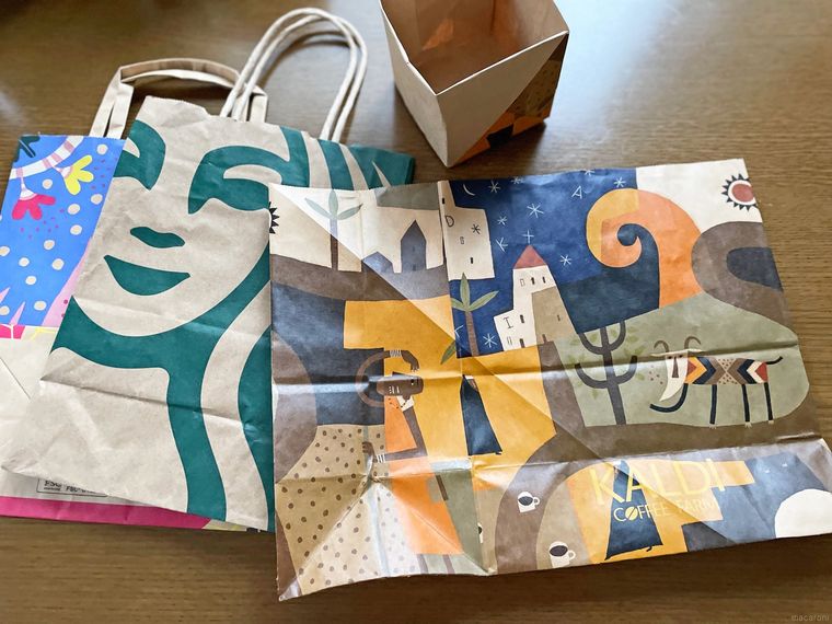 コーヒーショップや雑貨店の紙袋を切り開いた写真