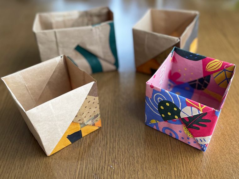 紙袋を切り開いて作ったゴミ箱