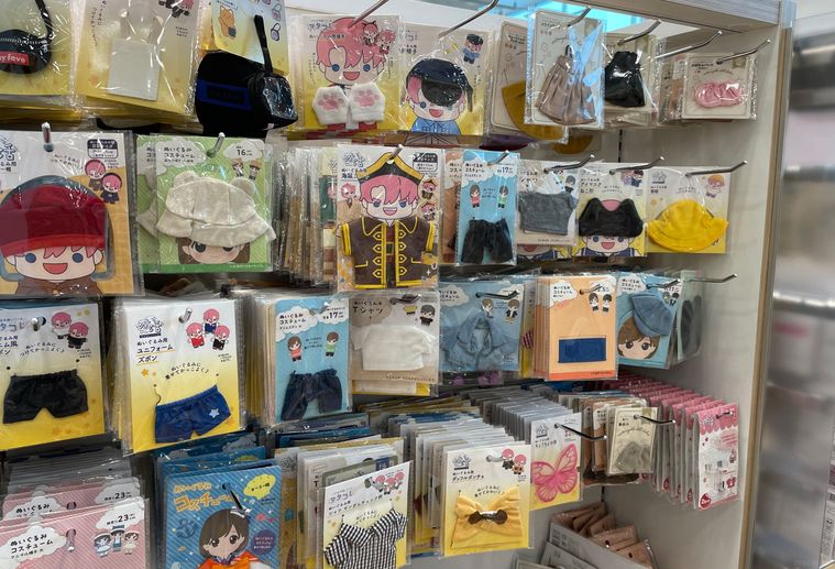 ぬいぐるみ用の洋服がたくさん陳列されたセリアの店内