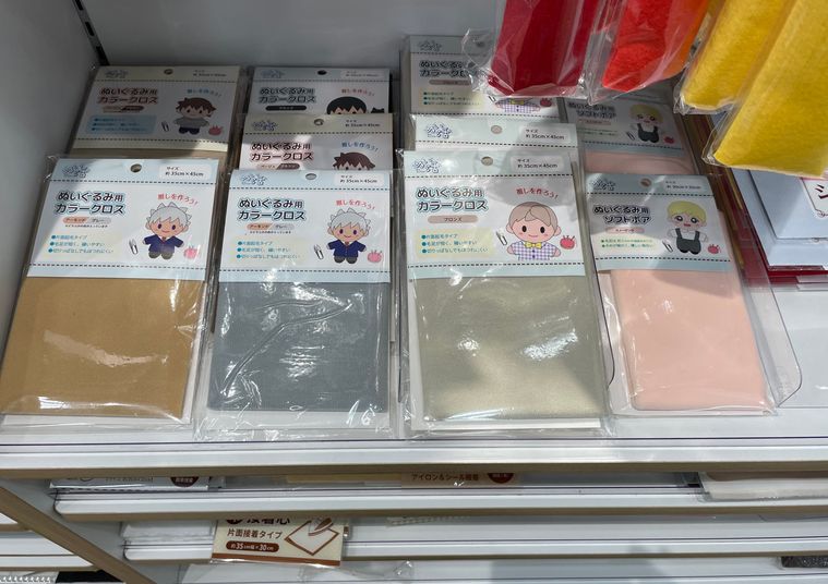 ぬいぐるみ作りのアイテムが陳列されたセリアの店内