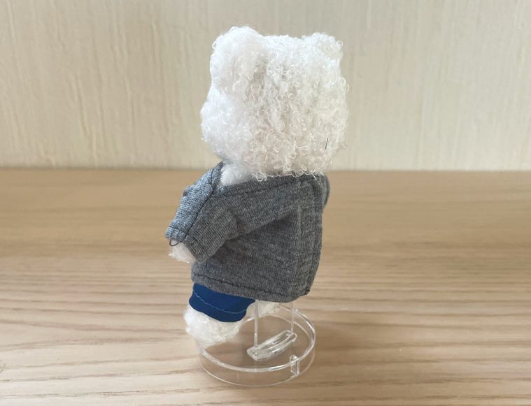 ぬいぐるみをセリアのぬいぐるみスタンドで立たせた写真