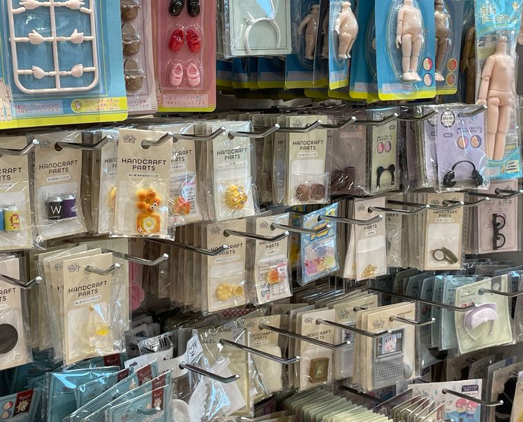 ぬい活アイテムがたくさん陳列されたセリアの店内