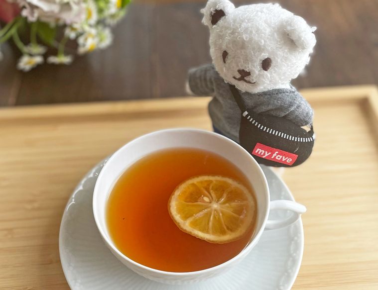 ぬいぐるみとレモンティーを一緒に撮影した写真