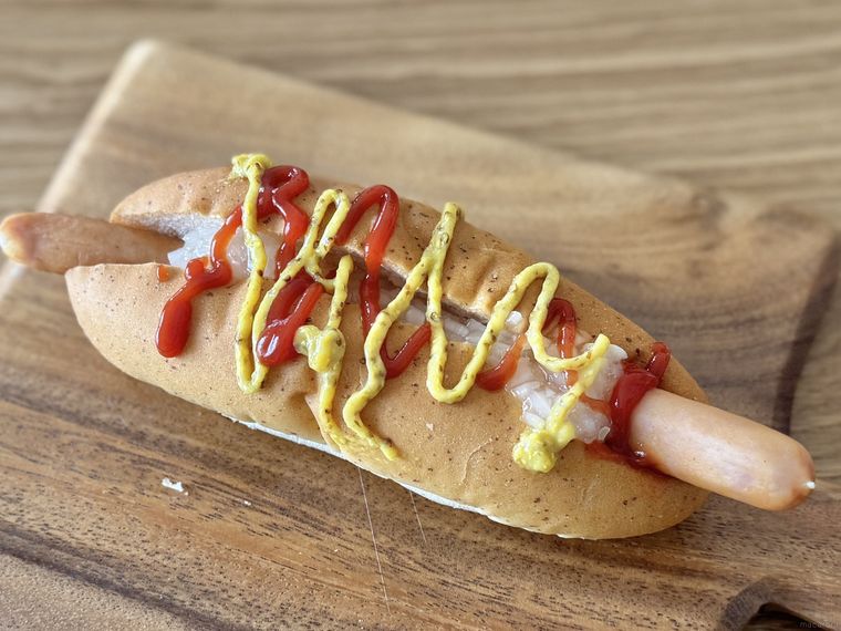 ケチャップとマスタードをかけたミニストップのオニオンドッグ