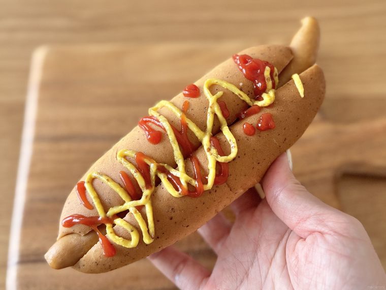 ケチャップとマスタードをかけたミニストップのチリドッグ