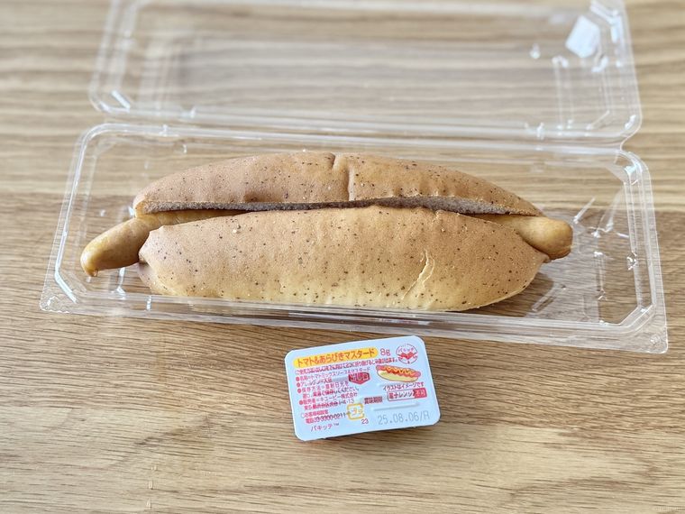 パックに入っているミニストップのホットドッグ