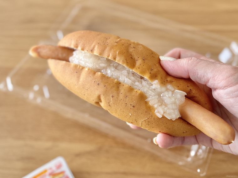 ミニストップのオニオンドッグを手で持っている様子