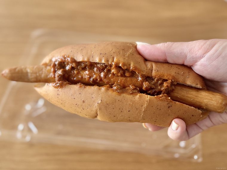 ミニストップのチリドッグを手で持っている様子