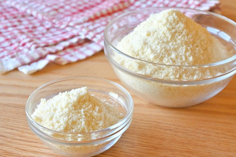 大小ふたつのガラス容器に入ったアーモンドプードル