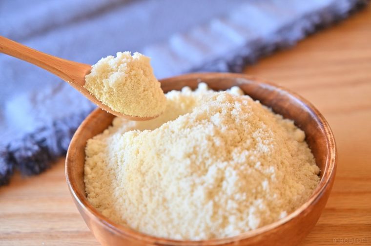 アーモンドプードルを木のスプーンですくっている