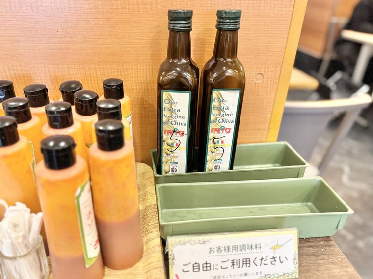 サイゼリヤ店内のオリーブオイル