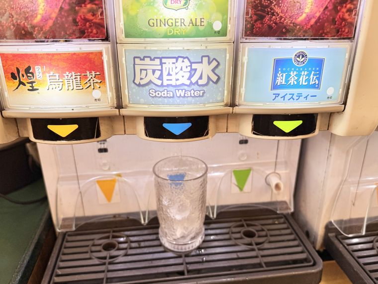 グラスが置かれたサイゼリヤのドリンクバー
