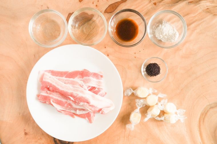 テーブルに並んだ豚肉のゆかりチーズ巻きの材料