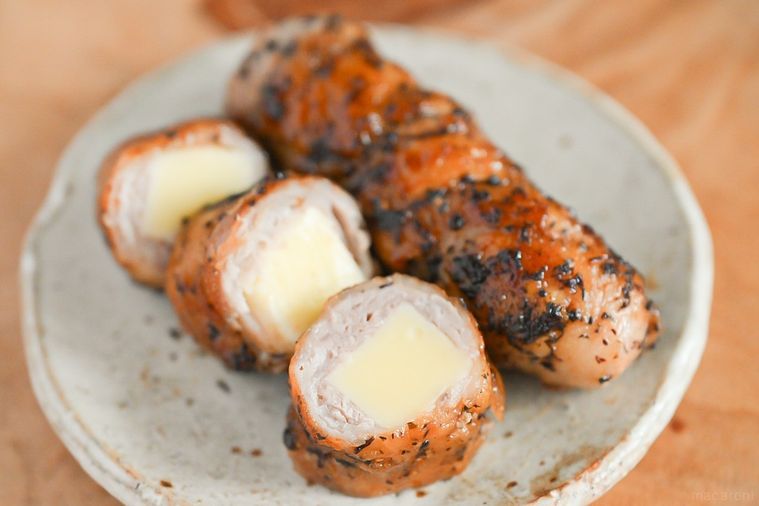 皿にのった豚肉のゆかりチーズ巻き