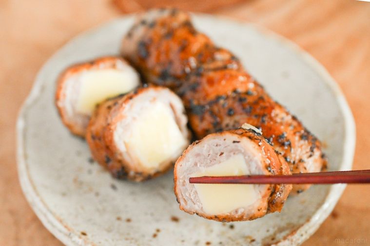箸で持ち上げた豚肉のゆかりチーズ巻き